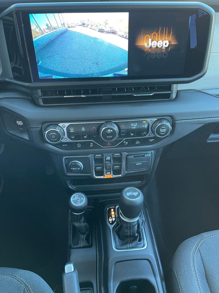 2025 Jeep Wrangler 4-Door Sahara - Photo 17