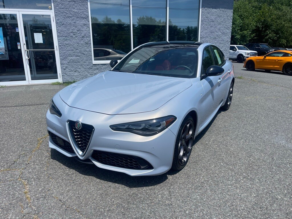 2024 Alfa Romeo Giulia Ti photo 2
