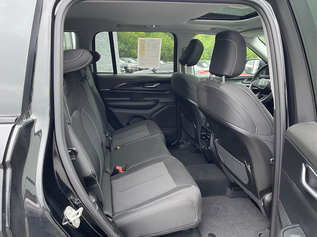 2023 Jeep Grand Cherokee Laredo - Photo 13