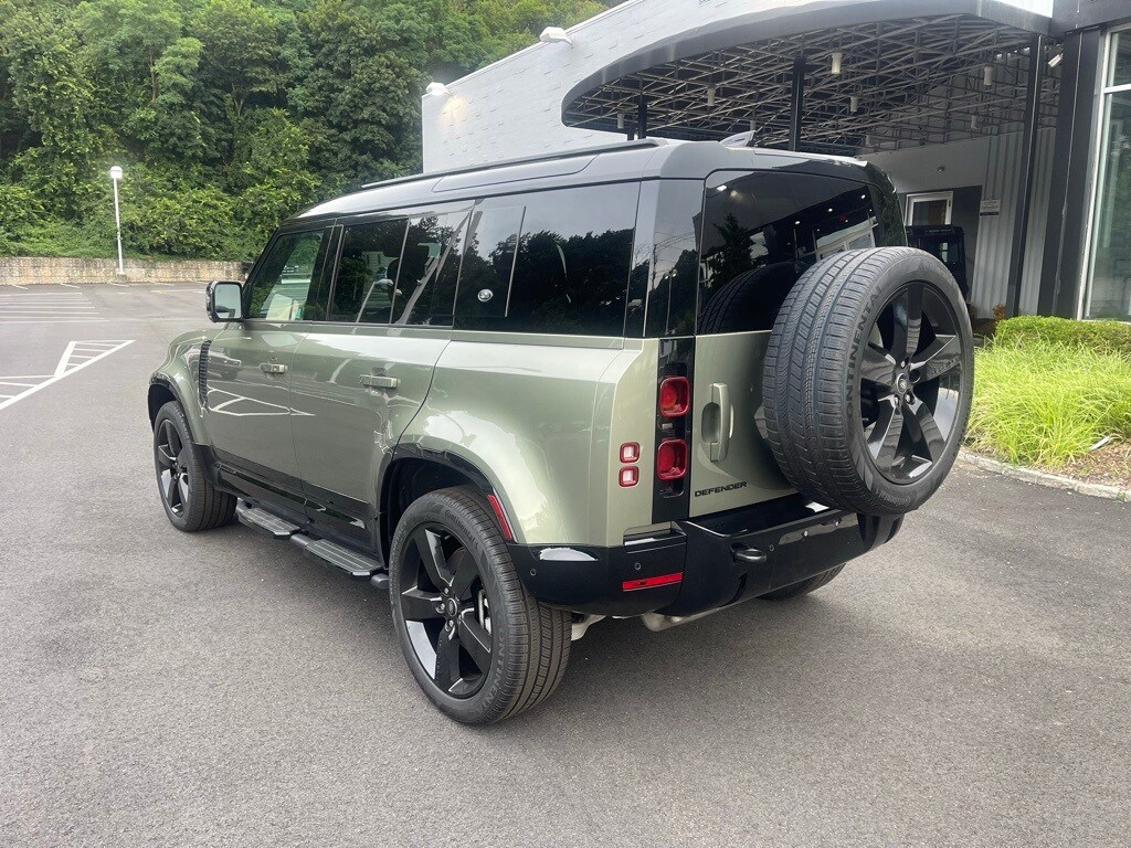 2024 Land Rover Defender 110 X-Dynamic SE photo 3