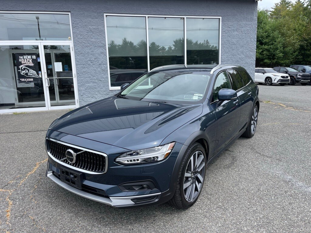 2025 Volvo V90 Cross Country B6 photo 2
