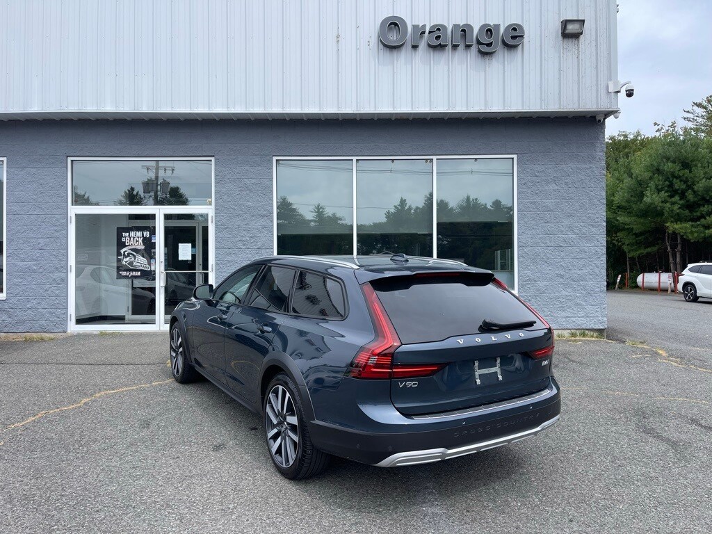 2025 Volvo V90 Cross Country B6 photo 3