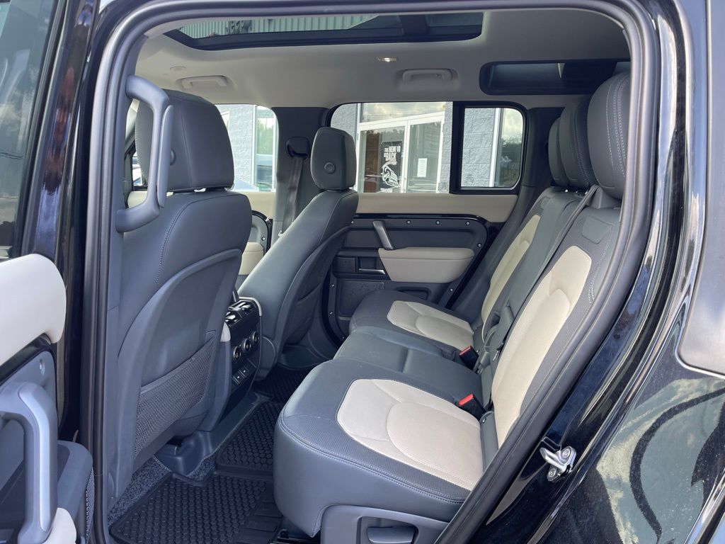 2024 Land Rover Defender X-Dynamic SE - Photo 14