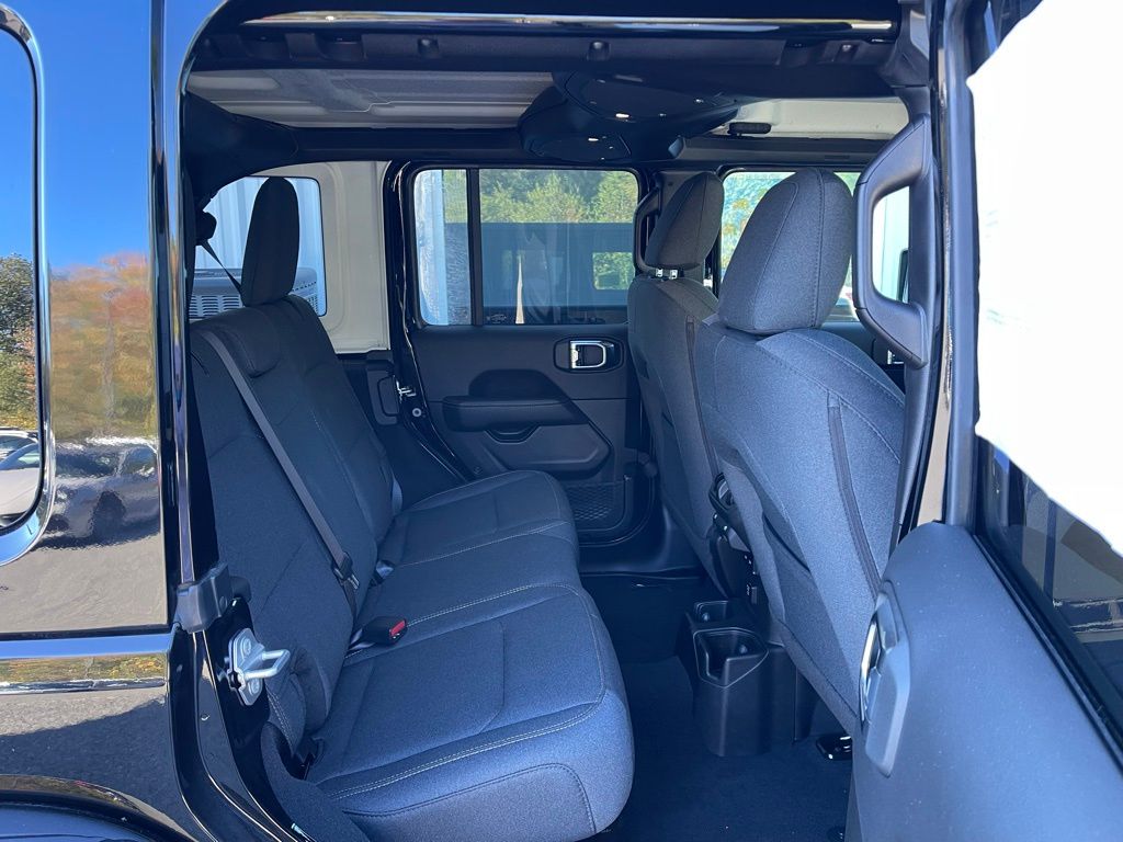 2025 Jeep Wrangler 4-Door Sahara - Photo 13