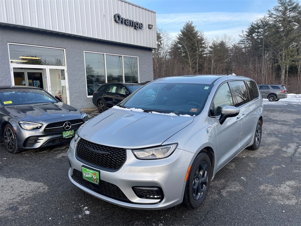 2023 Chrysler Pacifica Hybrid Touring L's photo