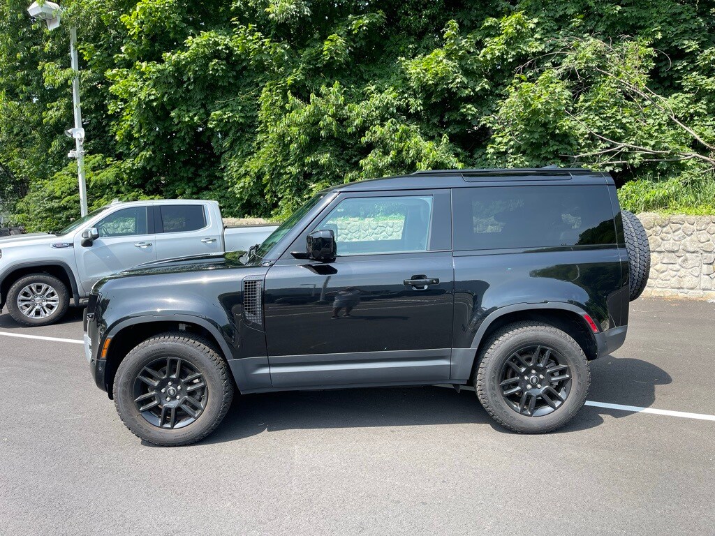 2023 Land Rover Defender 90 S photo 4