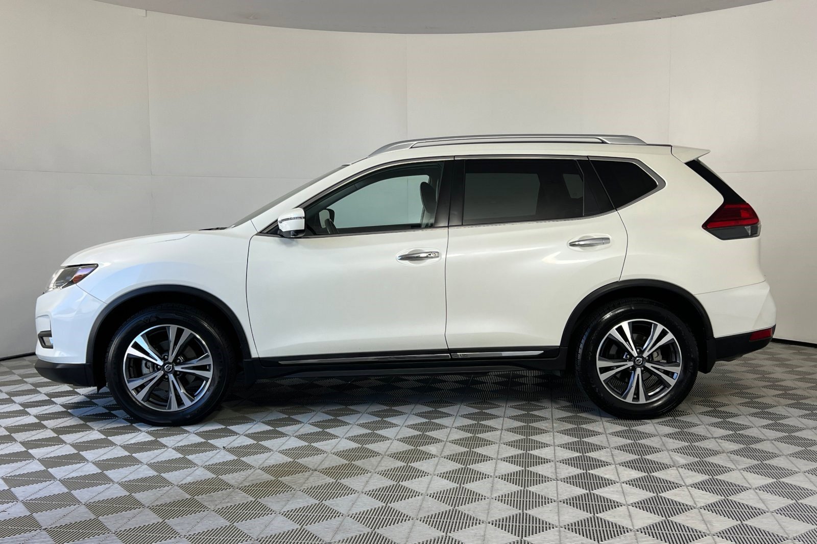 2017 Nissan Rogue SL photo 2