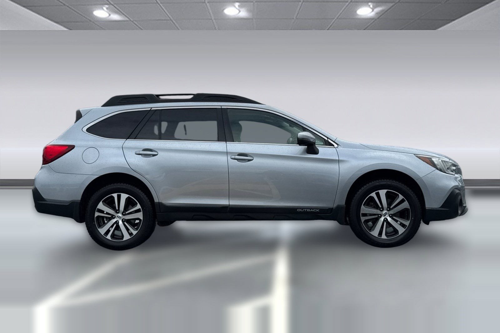 2018 Subaru Outback 2.5i Limited with EyeSight, Navigation, High Beam Assist, Reverse Auto Braking, LED Headlights, Steering Responsive Headlights, and Starlink photo 6