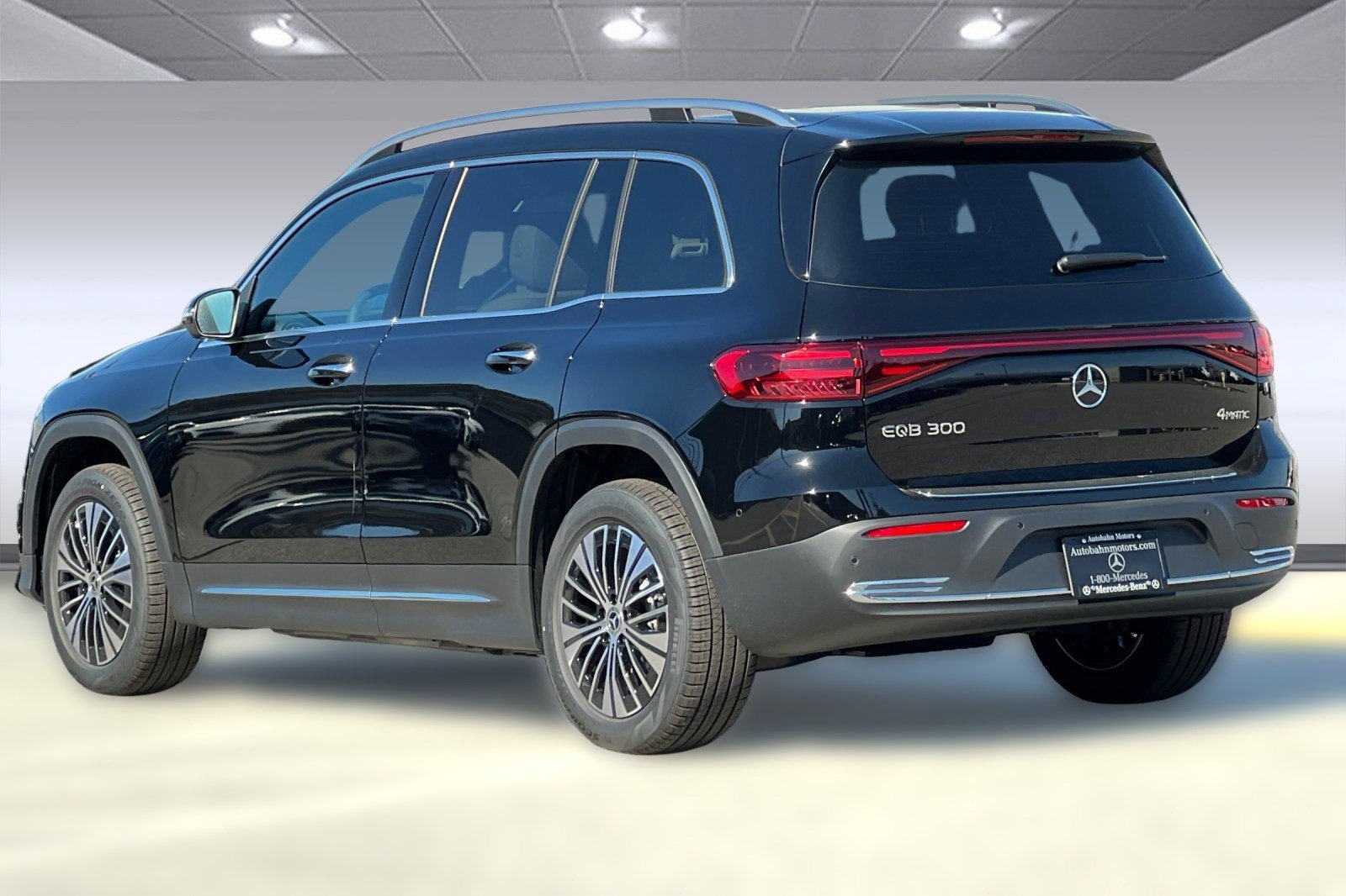2025 Mercedes Benz EQB 300 4MATIC photo 3