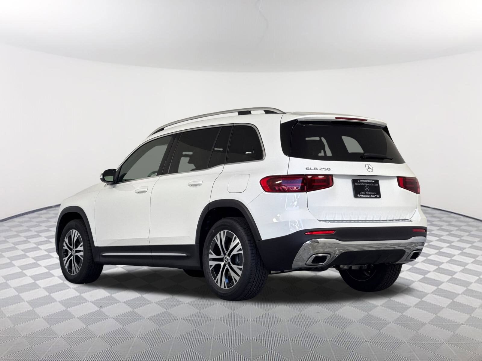 2026 Mercedes Benz GLB 250 photo 3