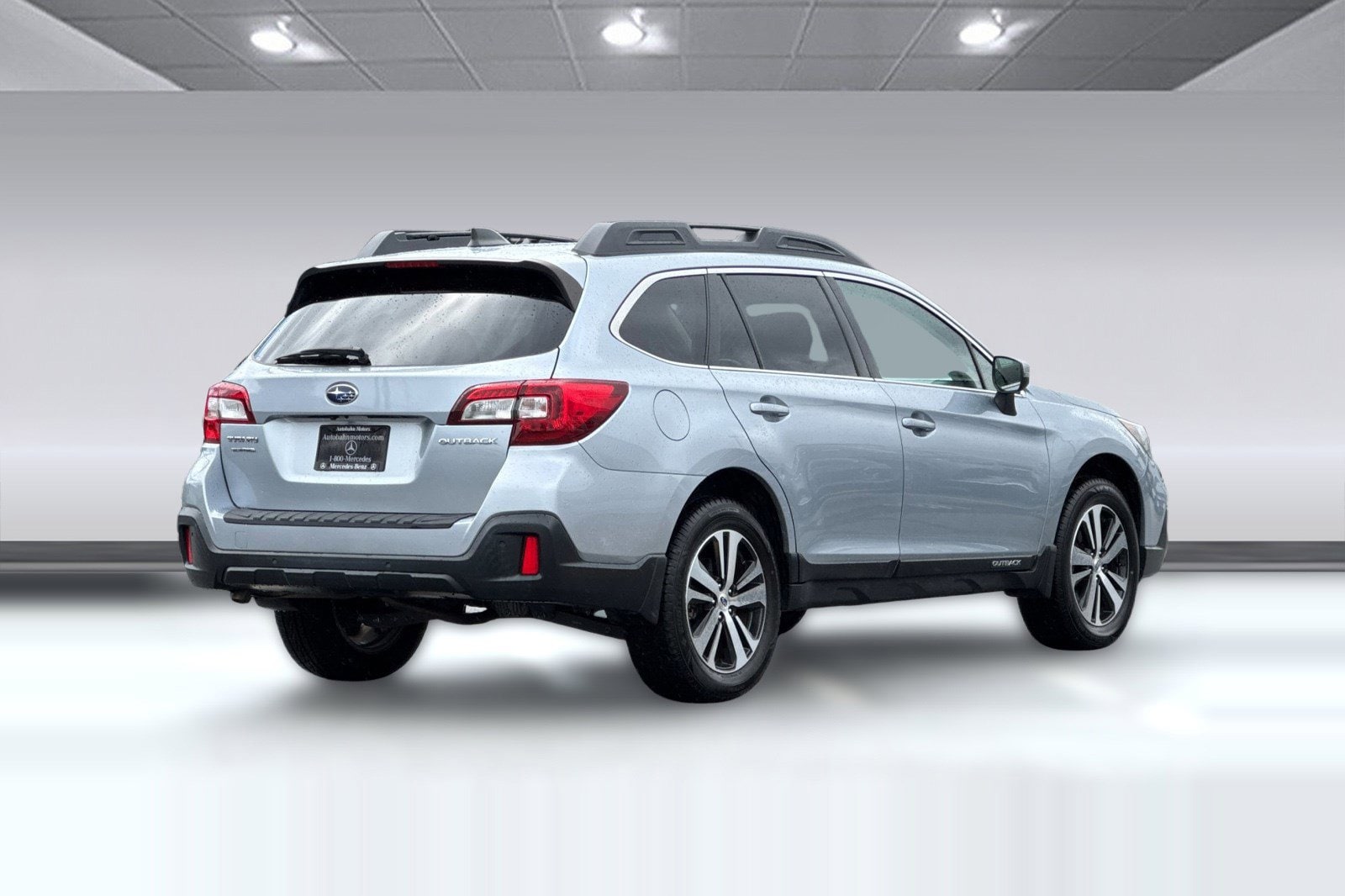2018 Subaru Outback 2.5i Limited with EyeSight, Navigation, High Beam Assist, Reverse Auto Braking, LED Headlights, Steering Responsive Headlights, and Starlink photo 3