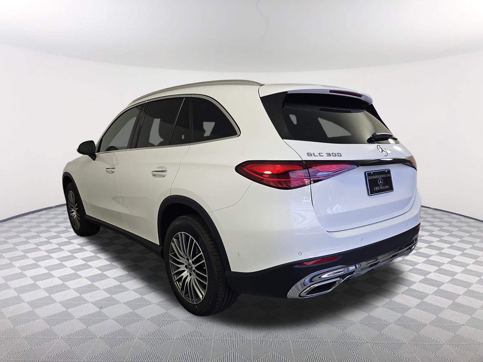 2025 Mercedes Benz GLC 300 photo 4