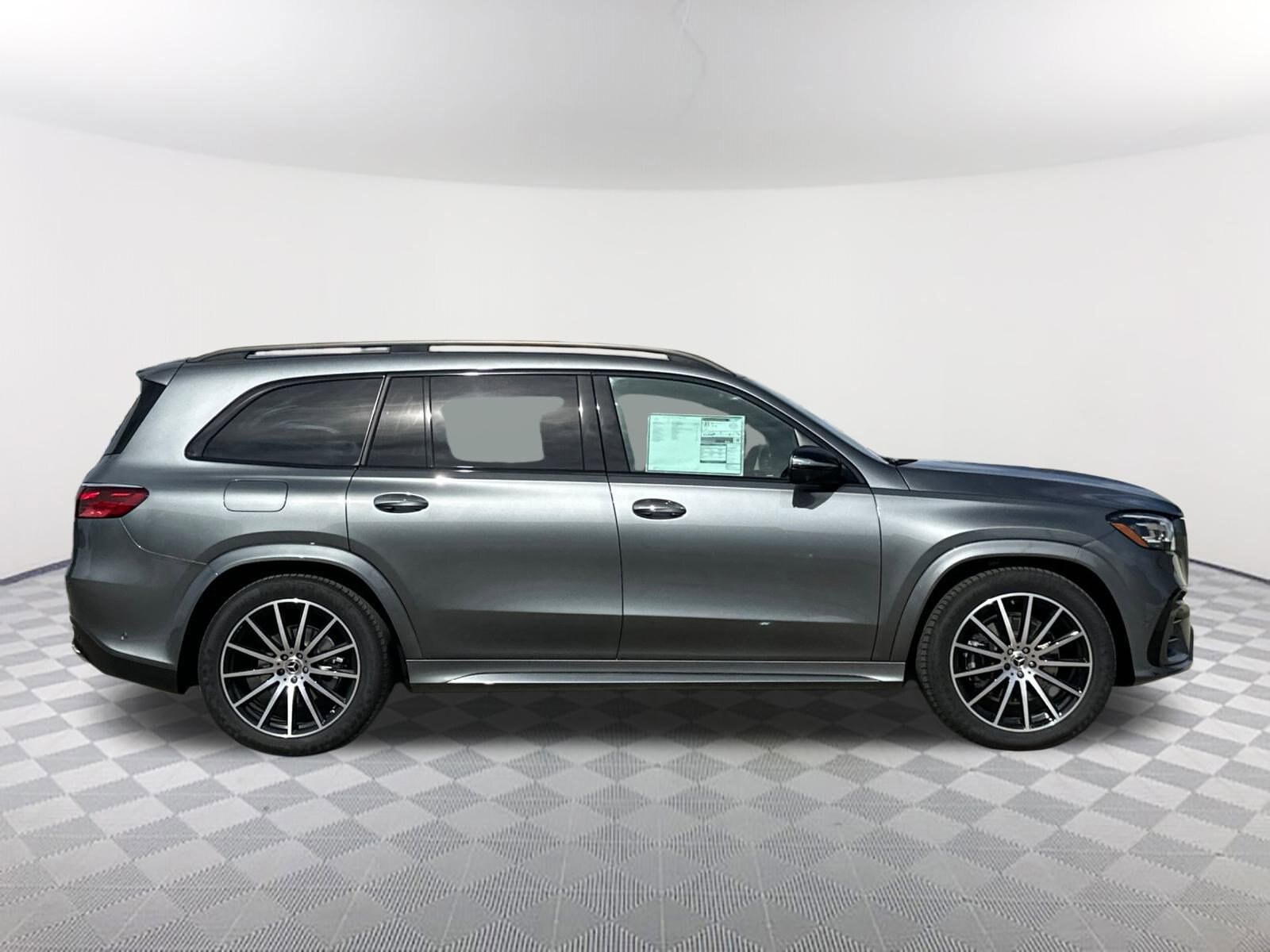 2025 Mercedes Benz GLS 450 4MATIC photo 3