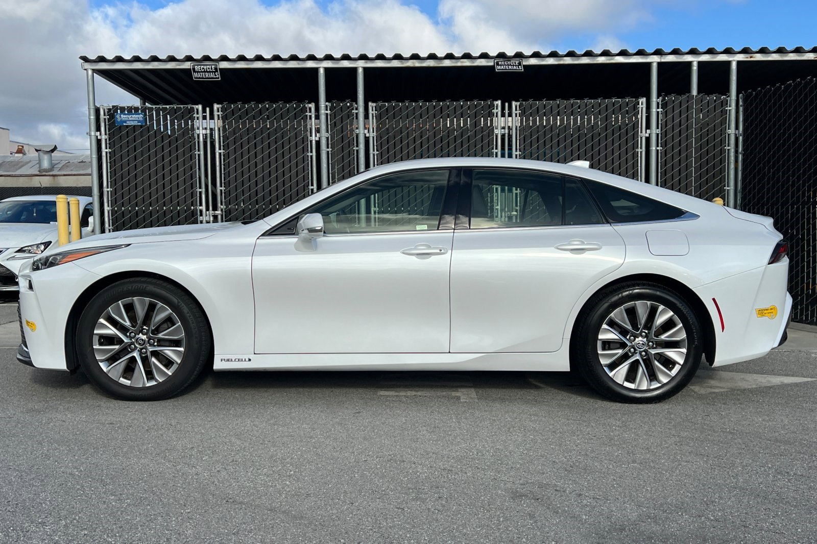 2022 Toyota Mirai XLE photo 2