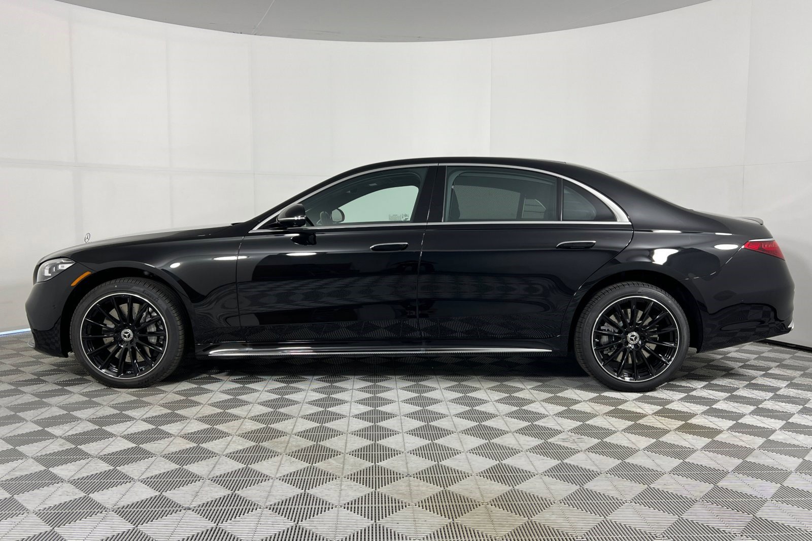 2026 Mercedes Benz S 580 4MATIC photo 2