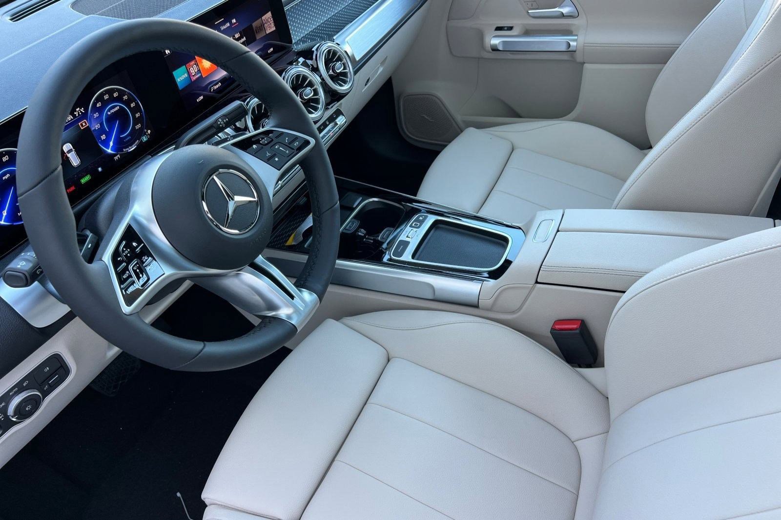 2025 Mercedes Benz EQB 300 4MATIC photo 4