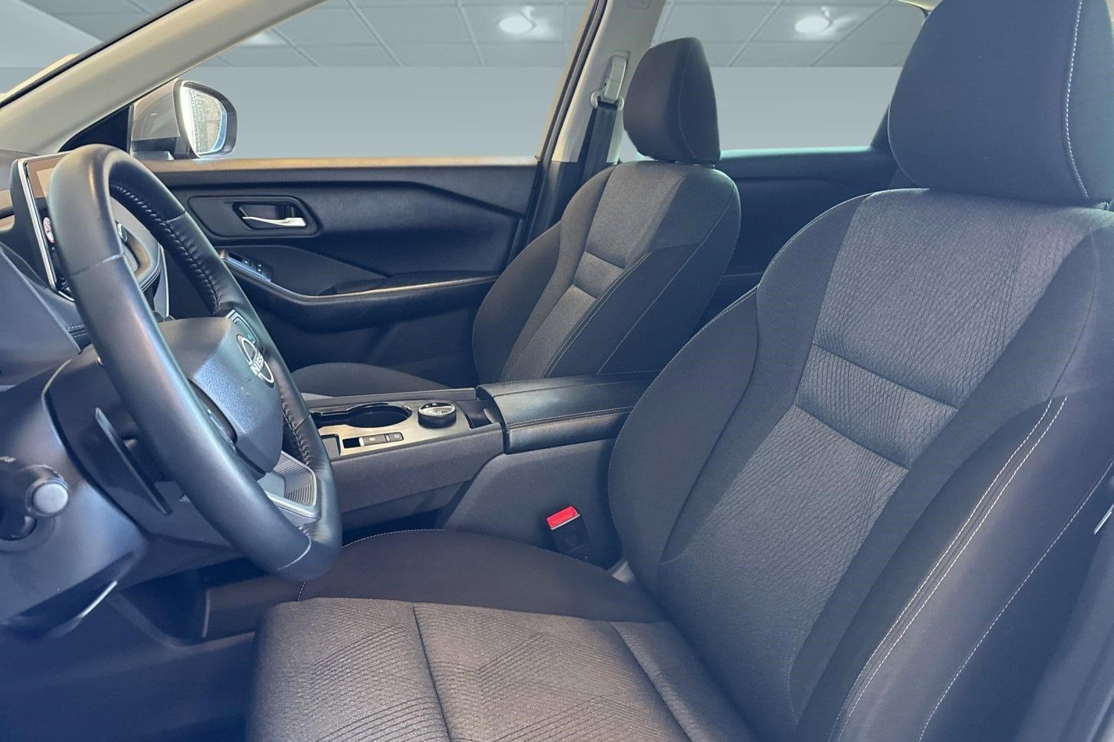 2025 Nissan Rogue SV photo 4