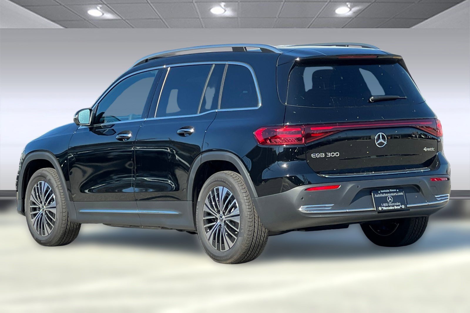 2025 Mercedes Benz EQB 300 4MATIC photo 3