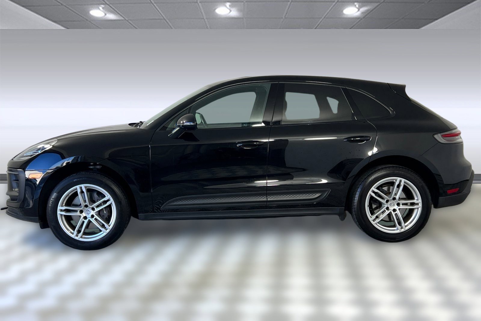2024 Porsche Macan T photo 2