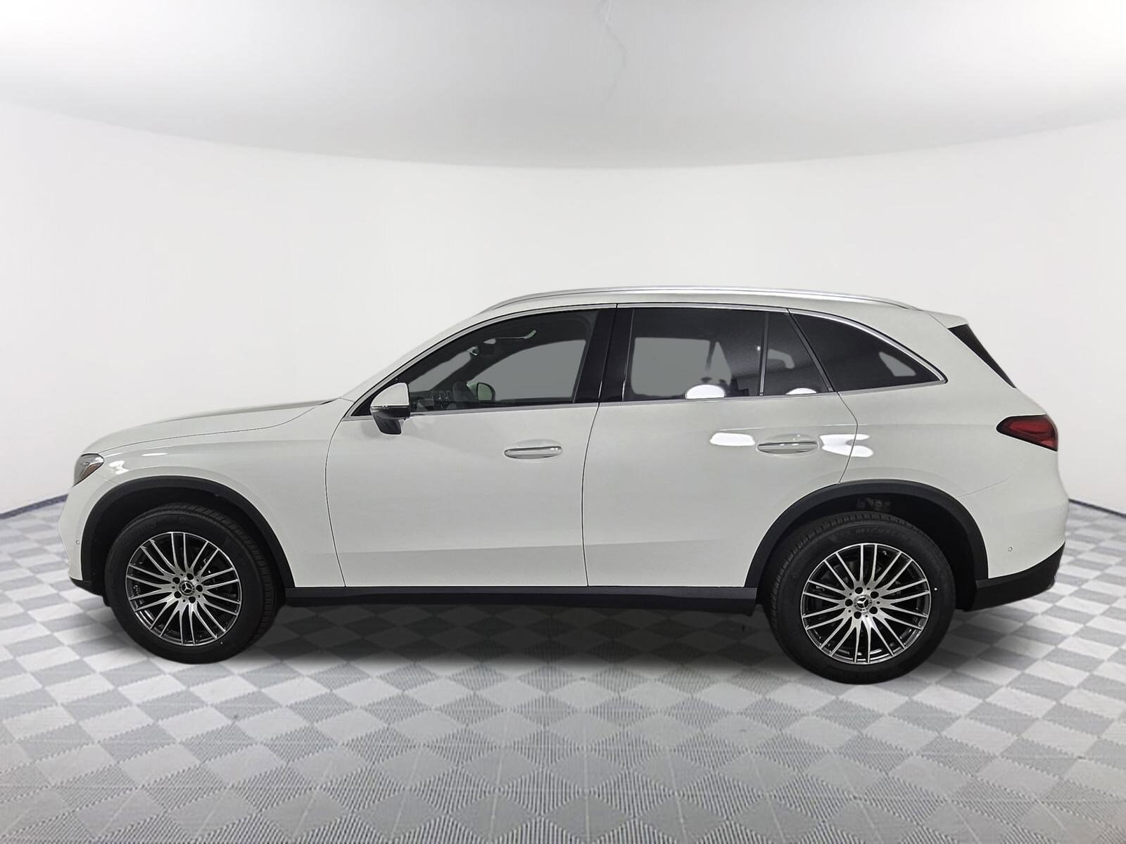 2025 Mercedes Benz GLC 300 photo 3