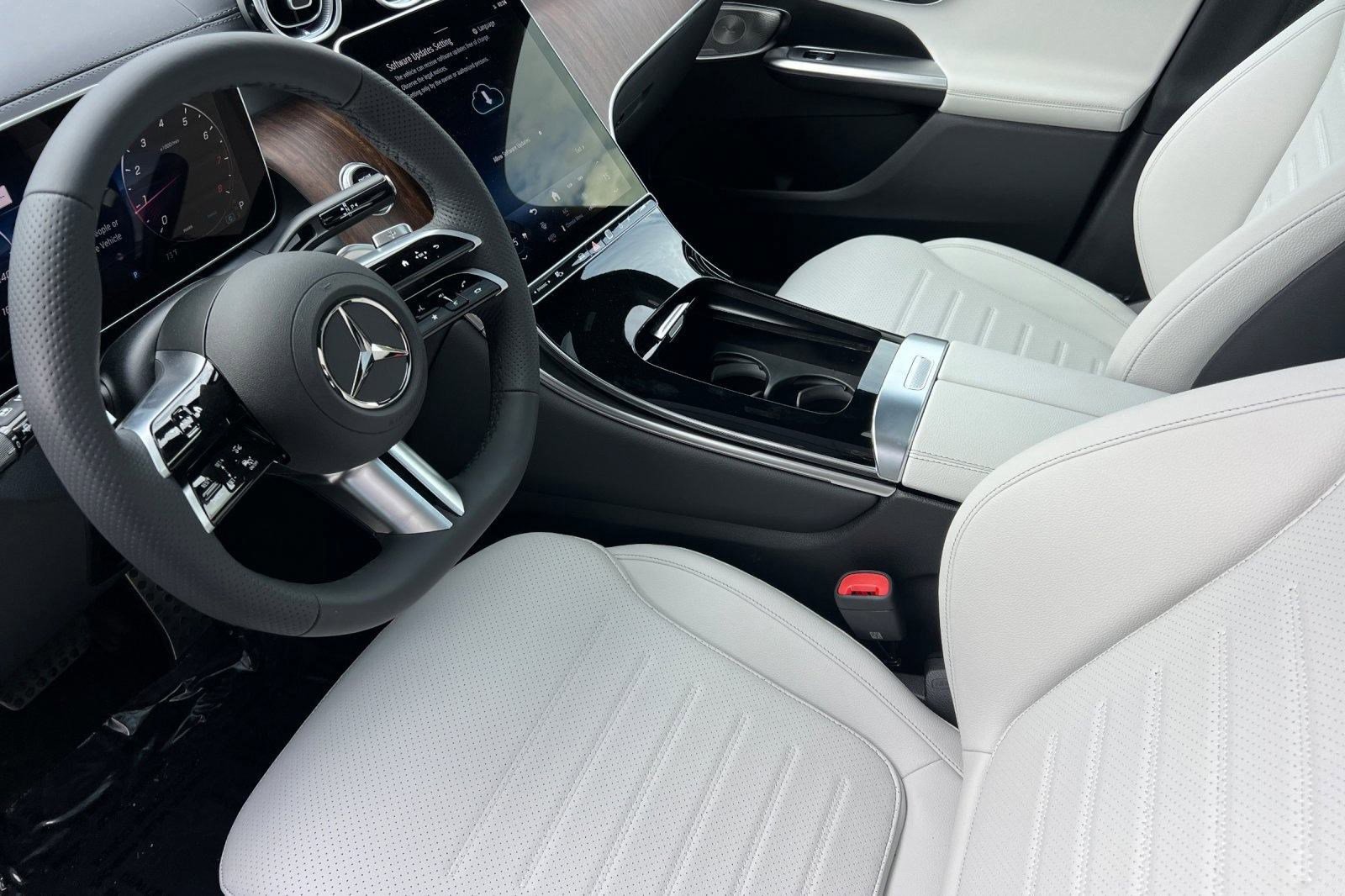 2025 Mercedes Benz GLC 300 photo 4