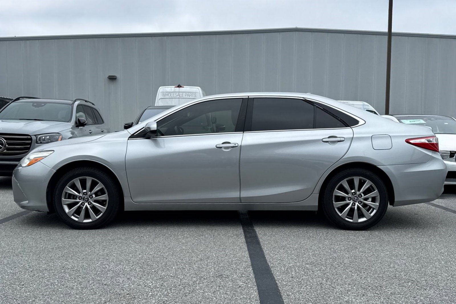 2017 Toyota Camry XLE photo 2