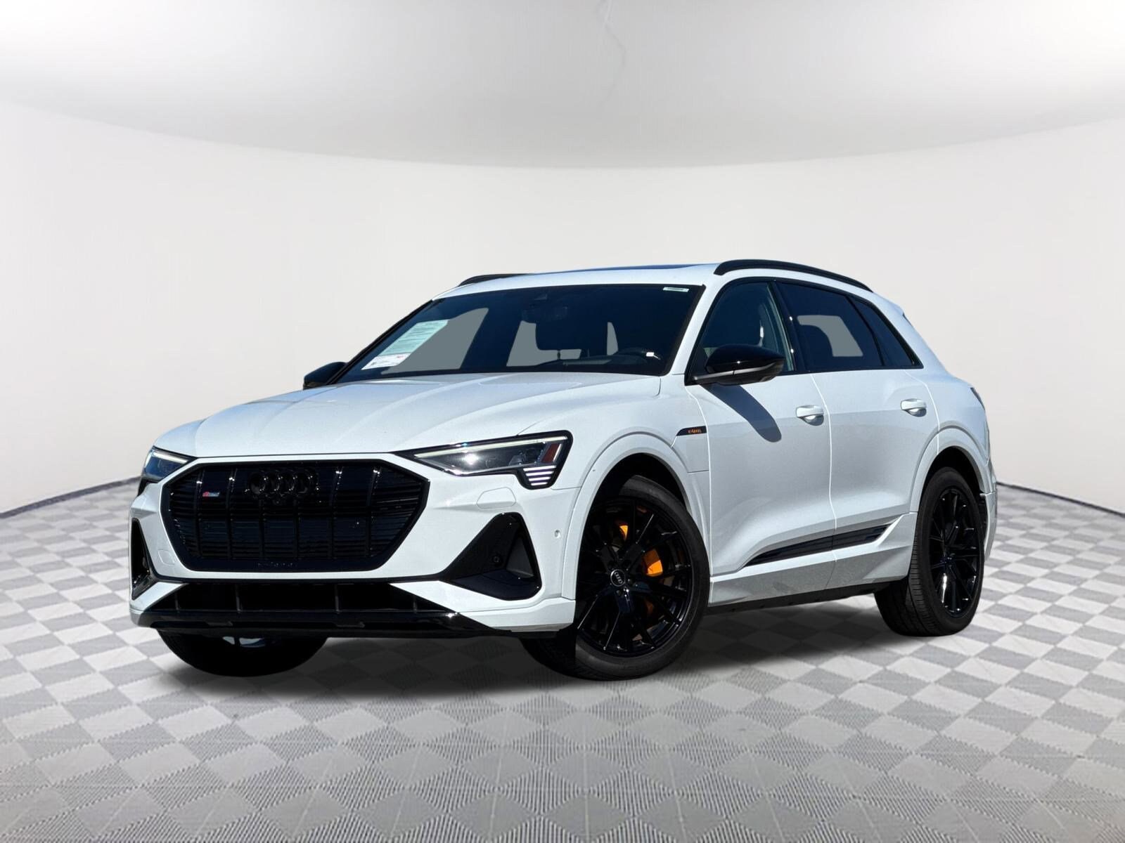 2022 Audi e-tron Premium photo 2