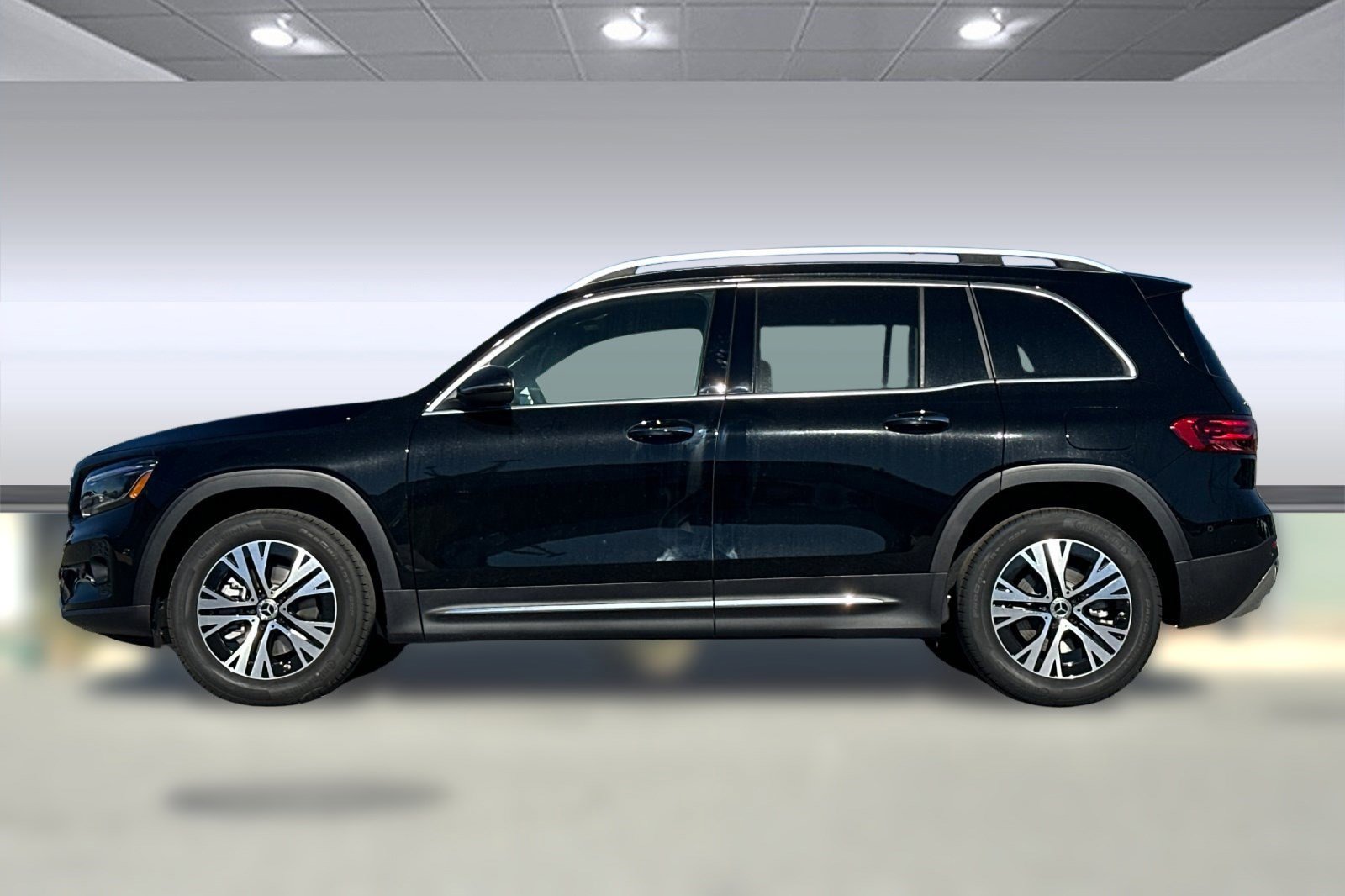 2026 Mercedes Benz GLB 250 photo 2