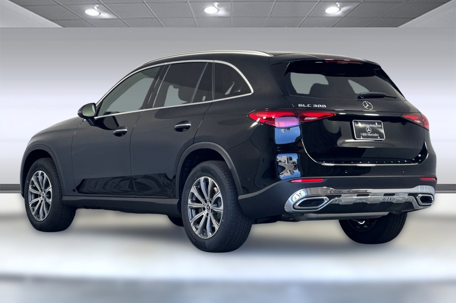 2025 Mercedes Benz GLC 300 photo 2