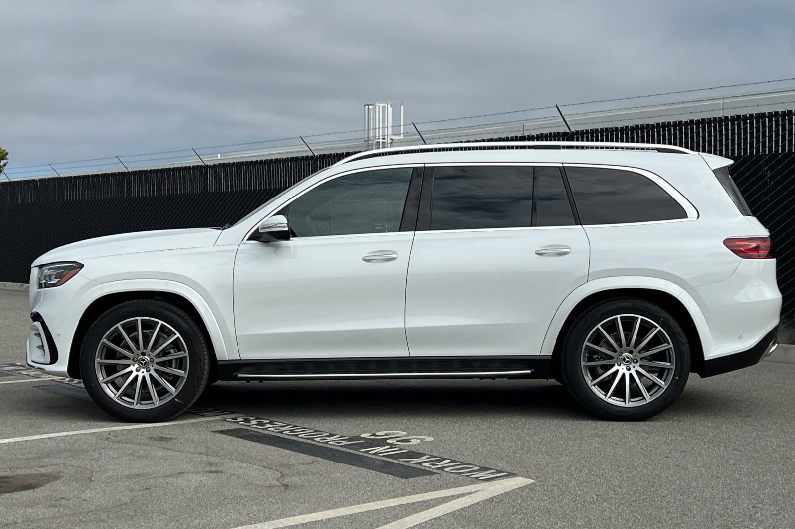 2026 Mercedes Benz GLS 580 4MATIC photo 2