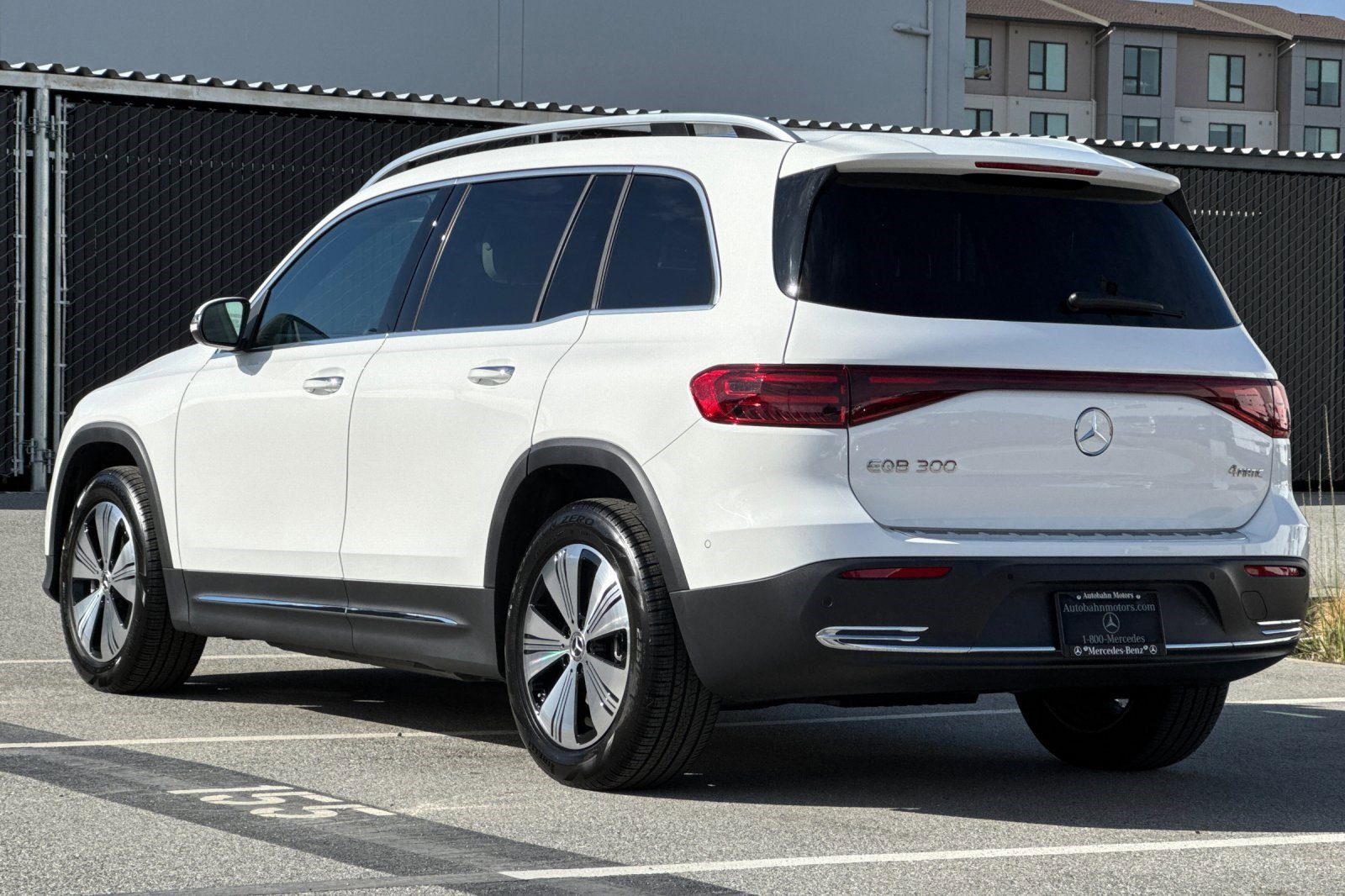 2024 Mercedes Benz EQB 300 4MATIC photo 3