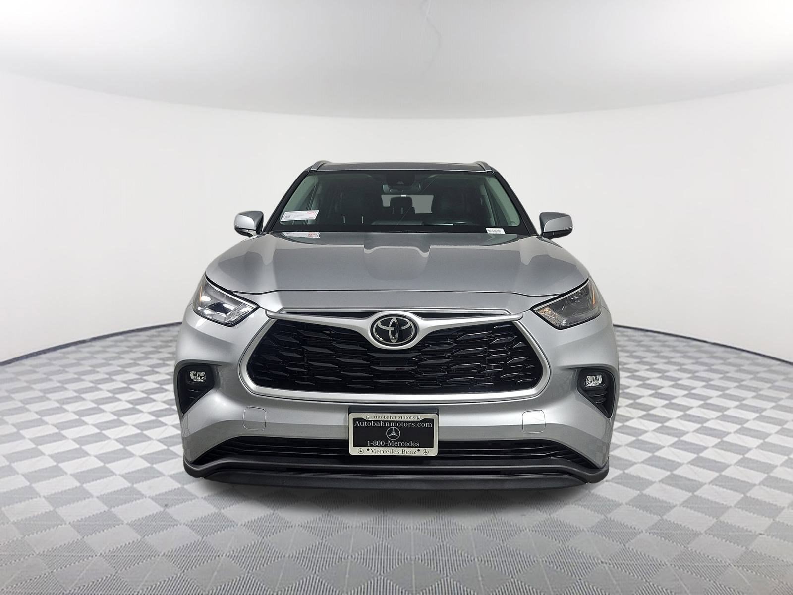 Used 2022 Toyota Highlander XLE with VIN 5TDHZRBHXNS580359 for sale in Belmont, CA
