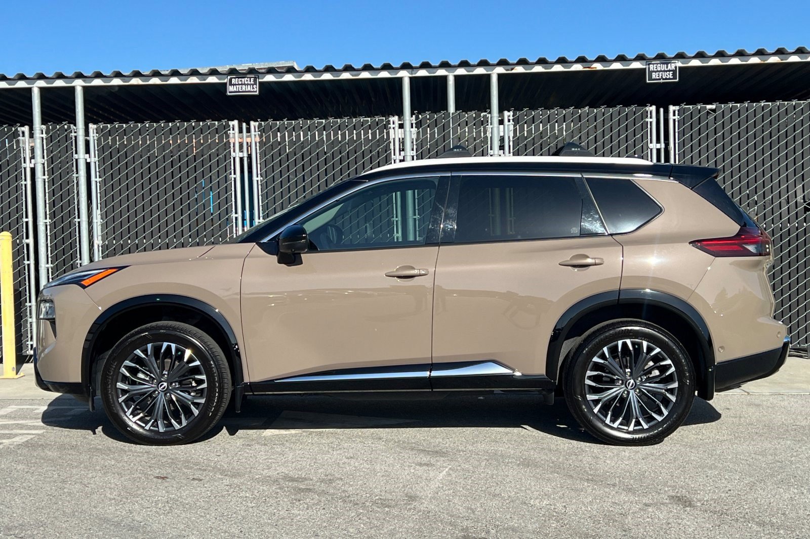 2024 Nissan Rogue Platinum photo 2