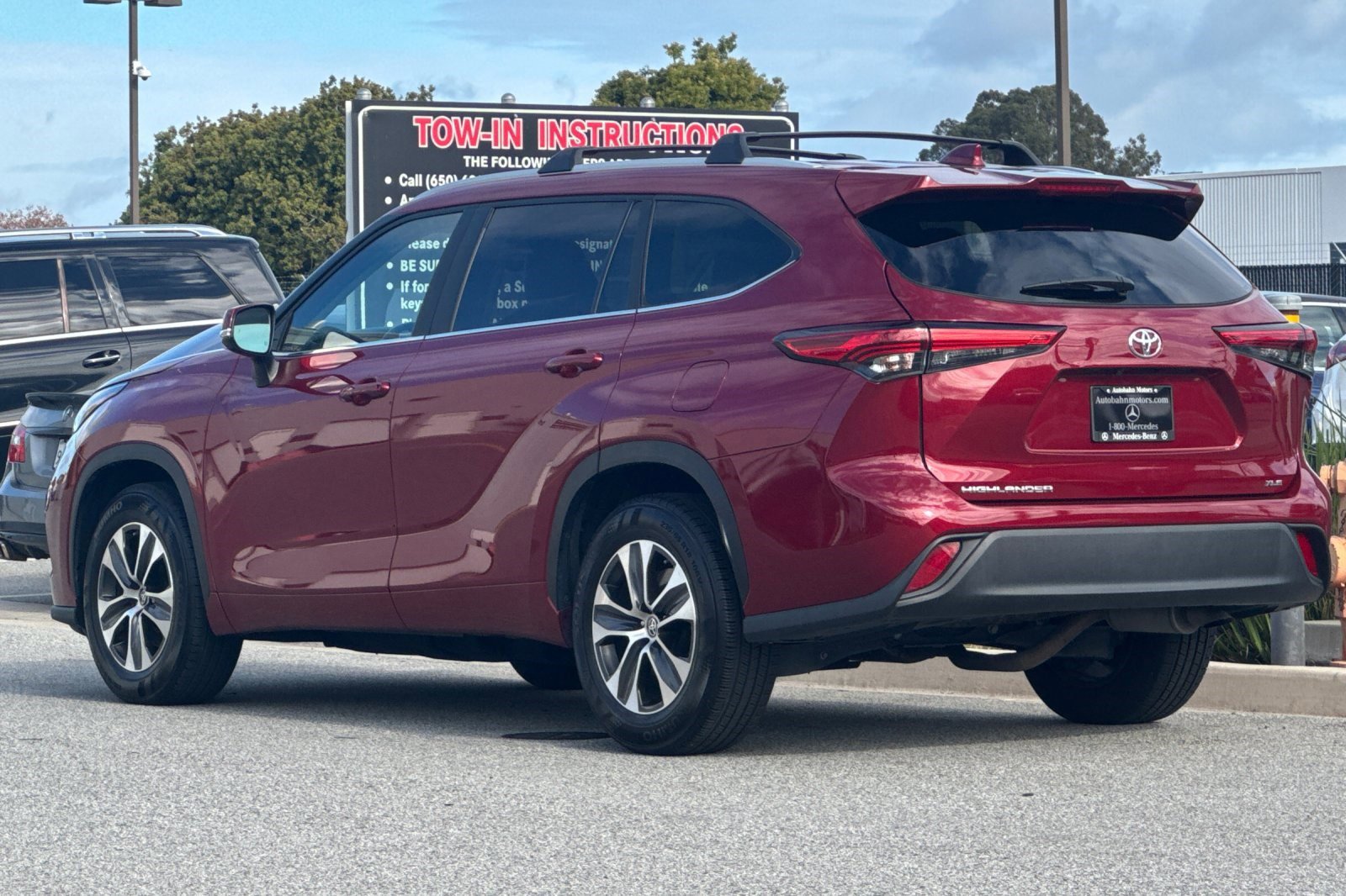 2023 Toyota Highlander L photo 3