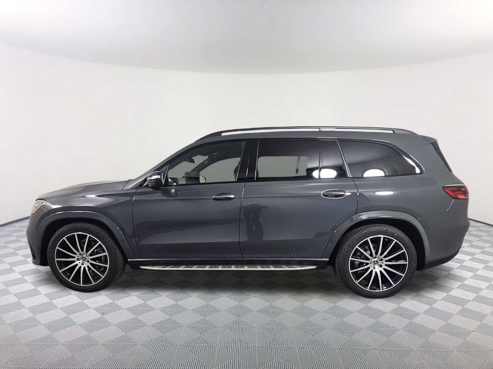 2025 Mercedes Benz GLS 580 4MATIC photo 3