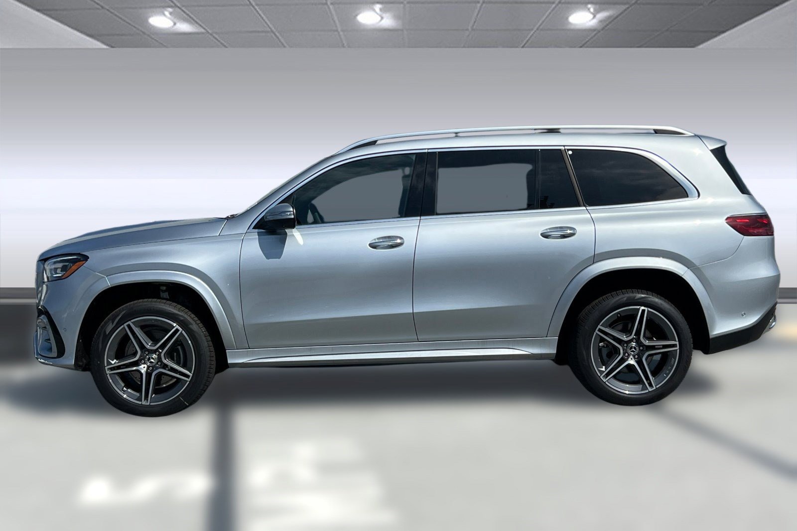 2025 Mercedes Benz GLS 450 photo 2