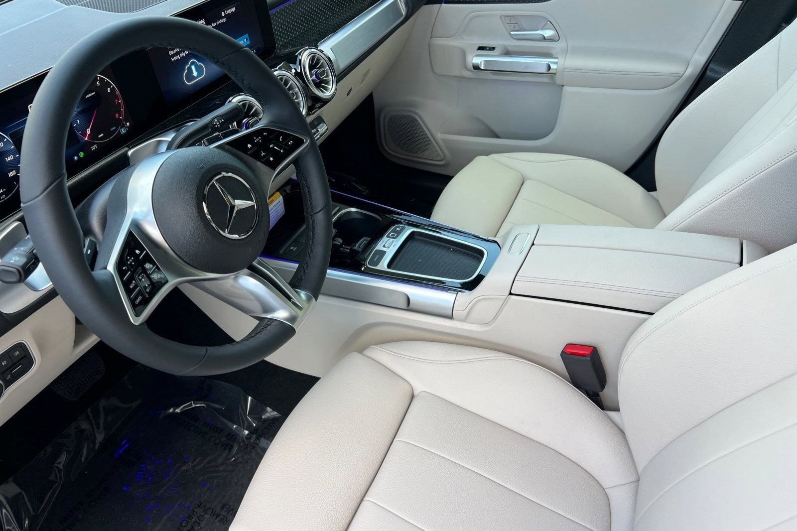 2025 Mercedes Benz GLB 250 4MATIC photo 4