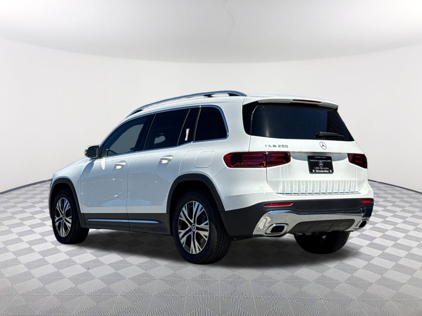 2026 Mercedes Benz GLB 250 photo 3