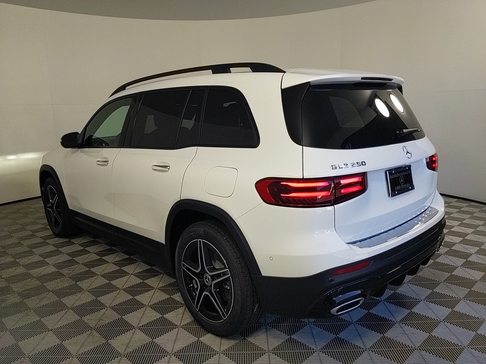 2024 Mercedes Benz GLB 250 photo 3