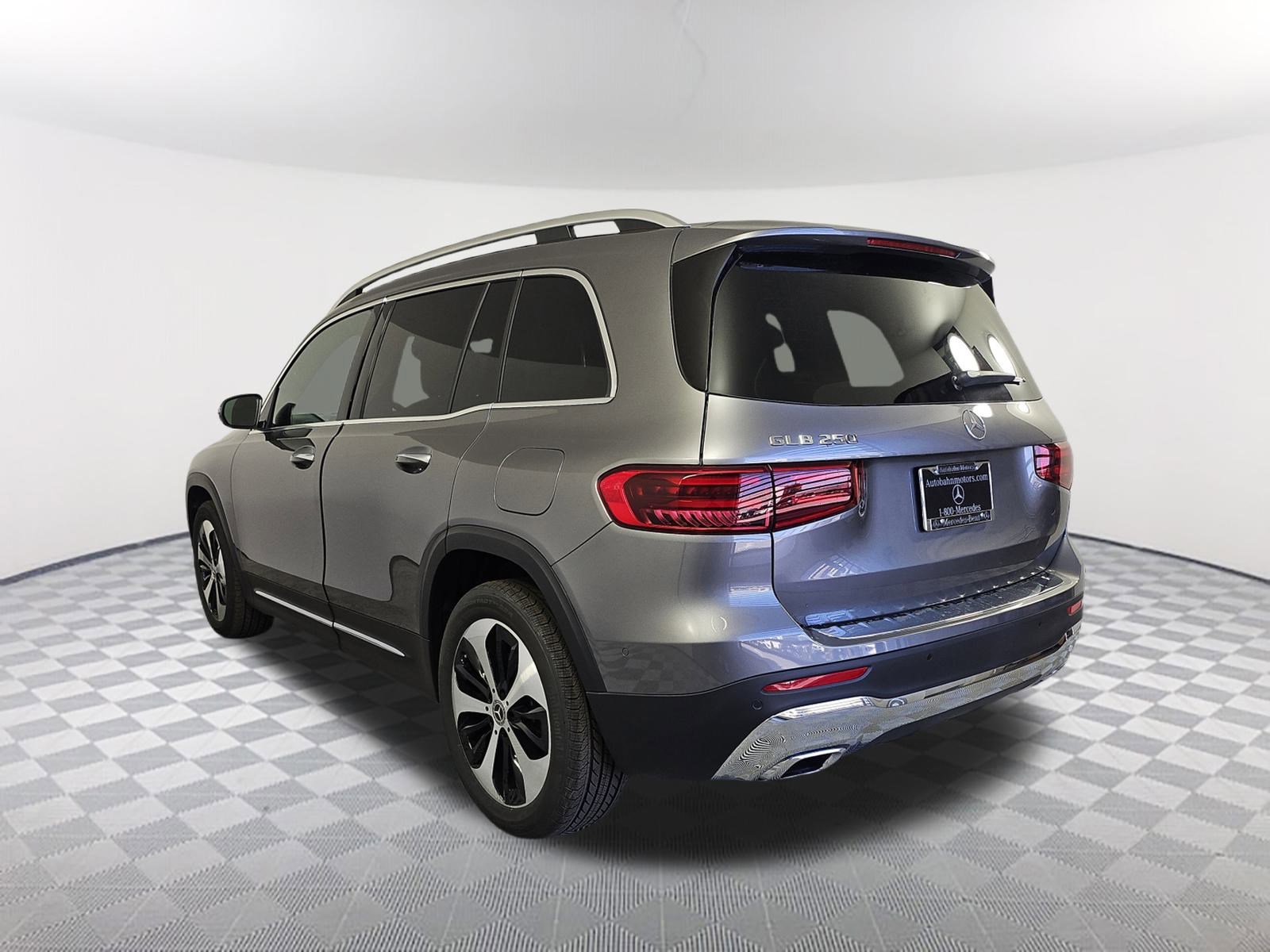 2025 Mercedes Benz GLB 250 photo 4