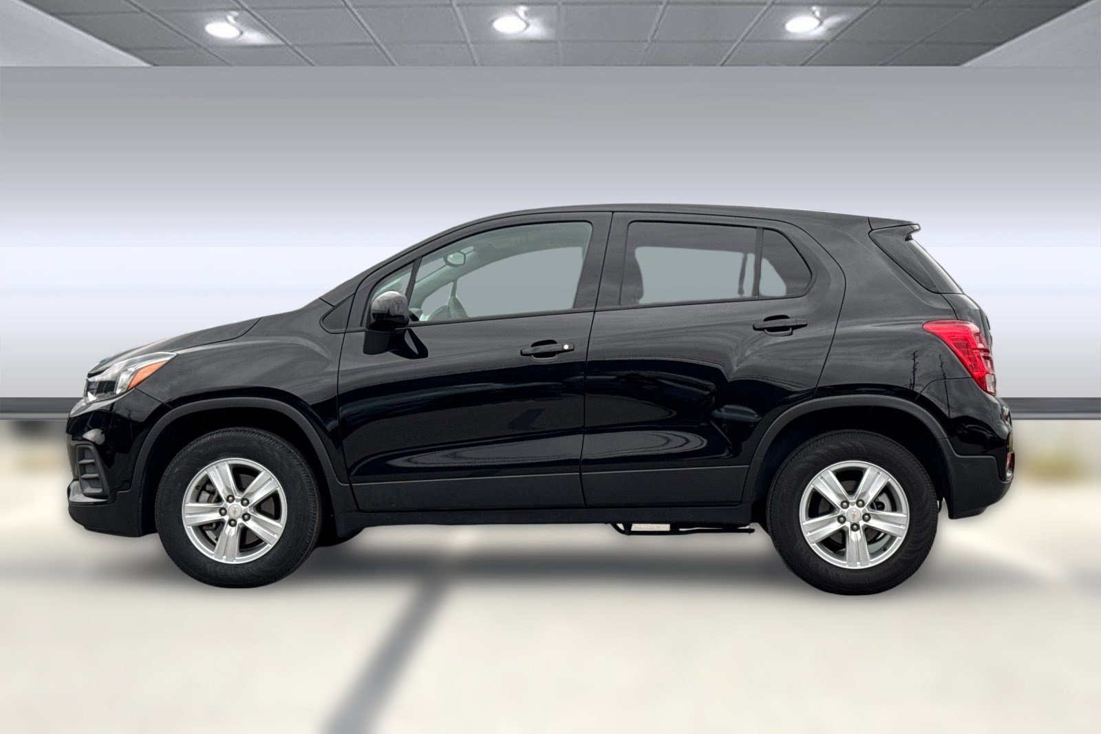 2022 Chevrolet Trax LS photo 2