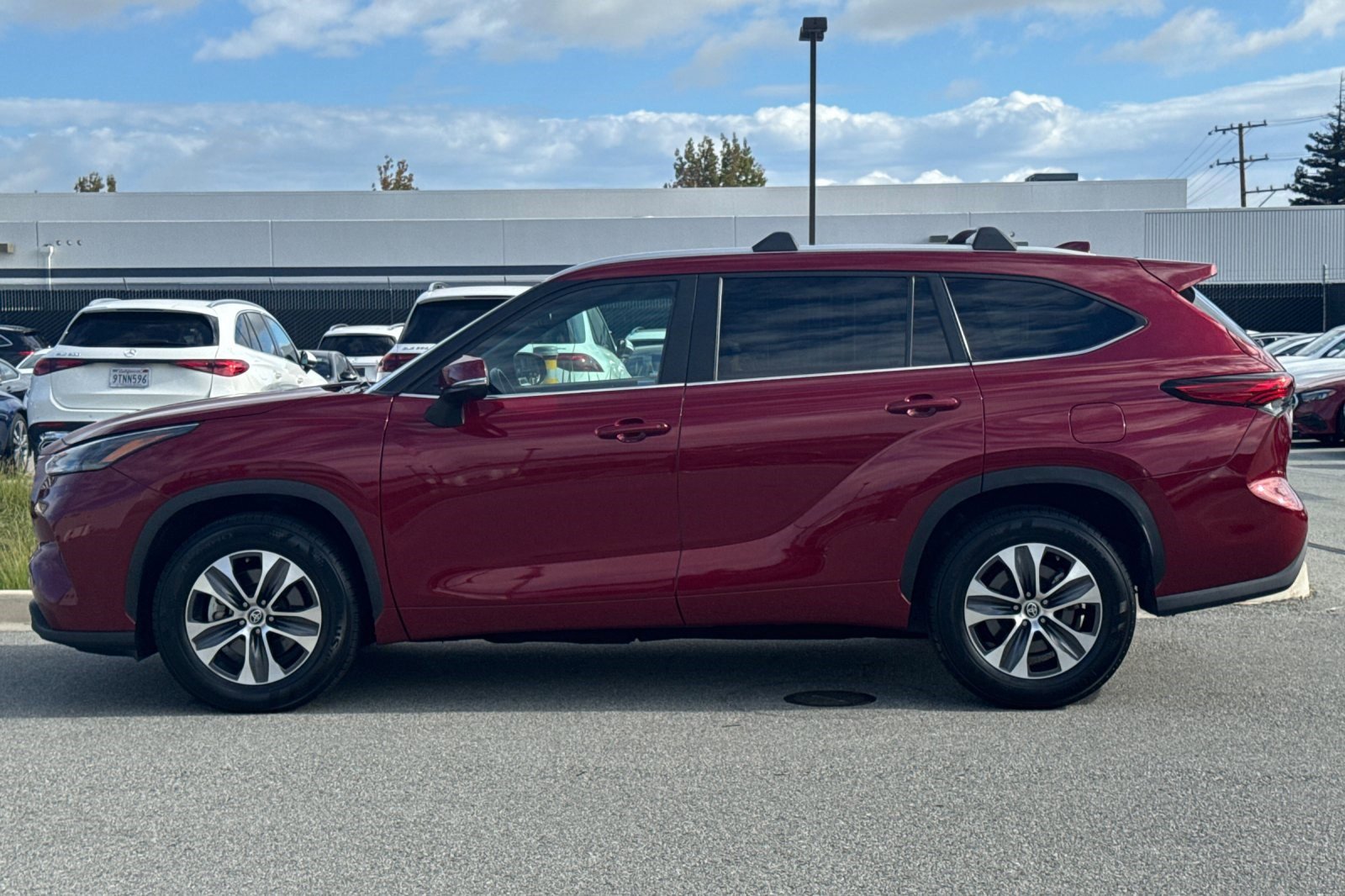 2023 Toyota Highlander L photo 2