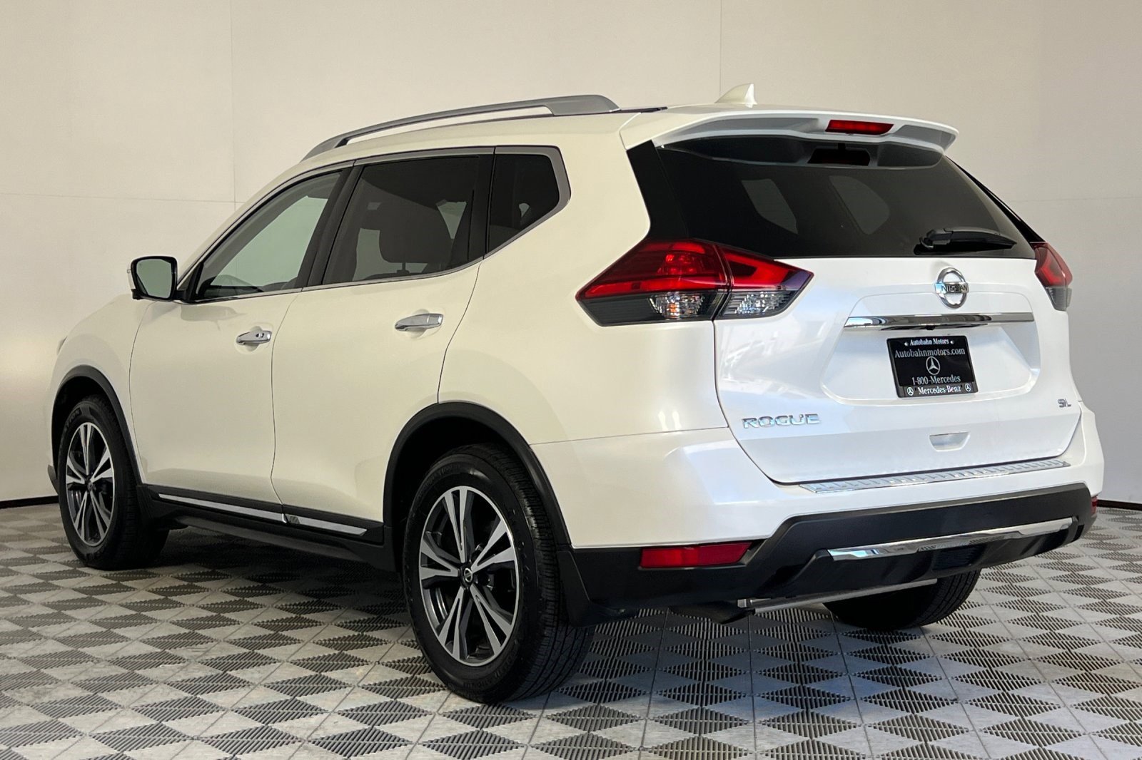 2017 Nissan Rogue SL photo 3