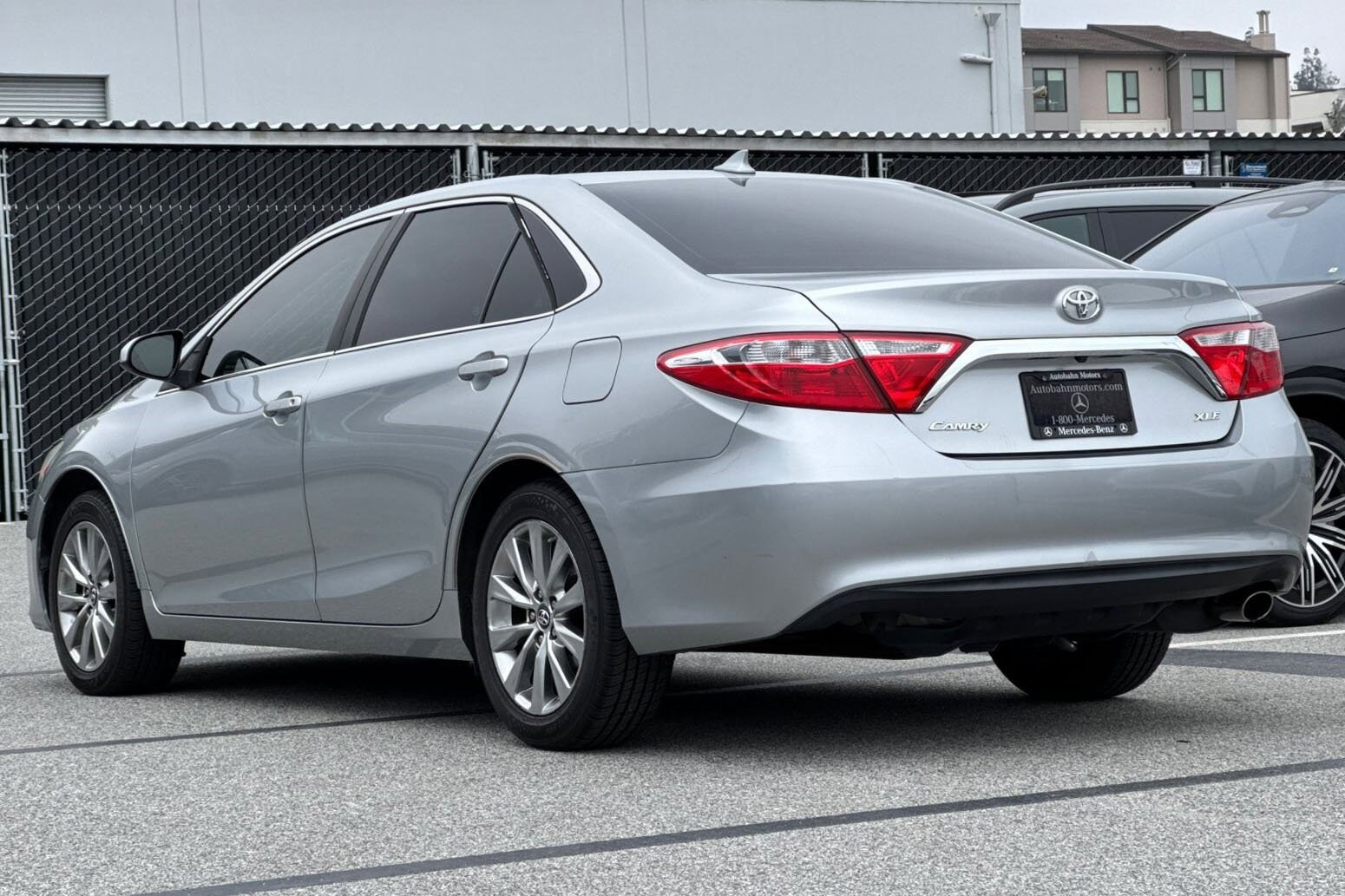 2017 Toyota Camry XLE photo 3