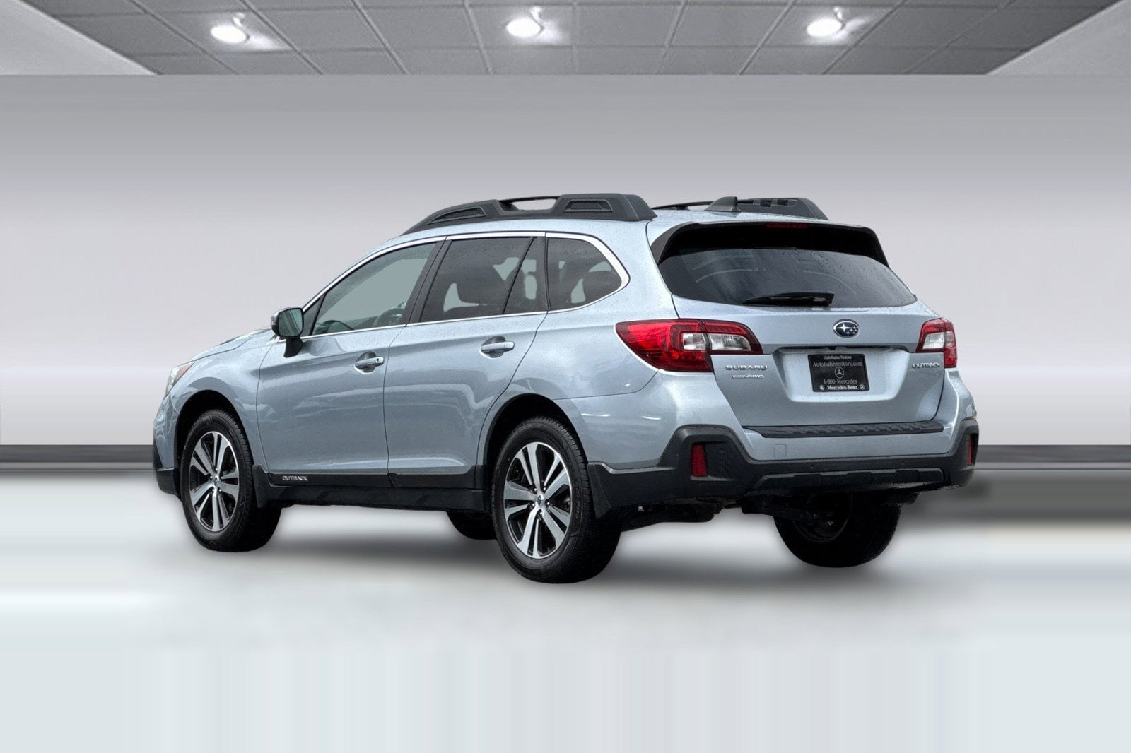 2018 Subaru Outback 2.5i Limited with EyeSight, Navigation, High Beam Assist, Reverse Auto Braking, LED Headlights, Steering Responsive Headlights, and Starlink photo 2