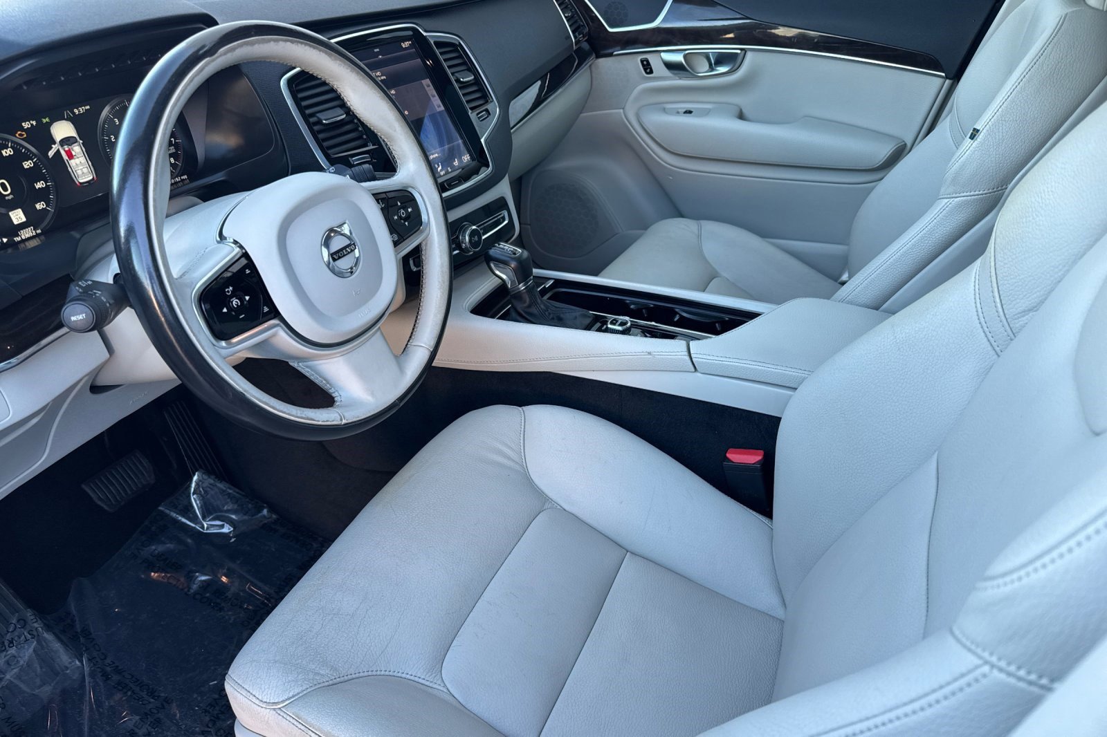 2017 Volvo XC90 T6 AWD Momentum photo 4