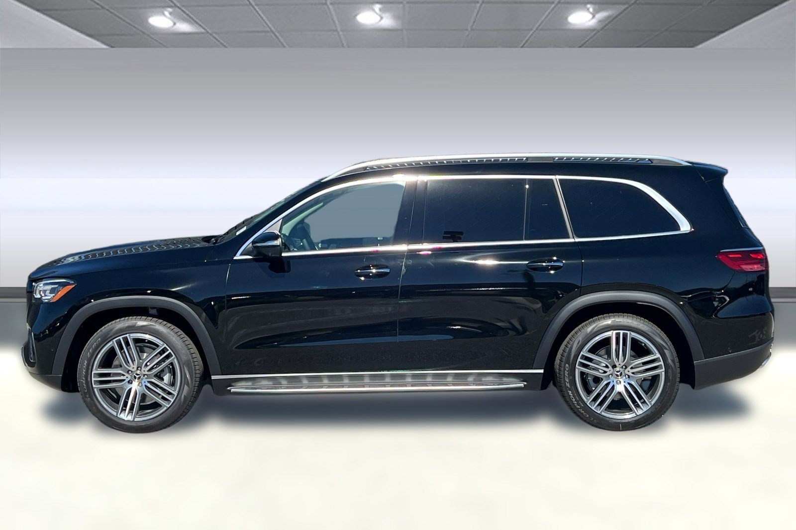 2026 Mercedes Benz GLS 450 4MATIC photo 2