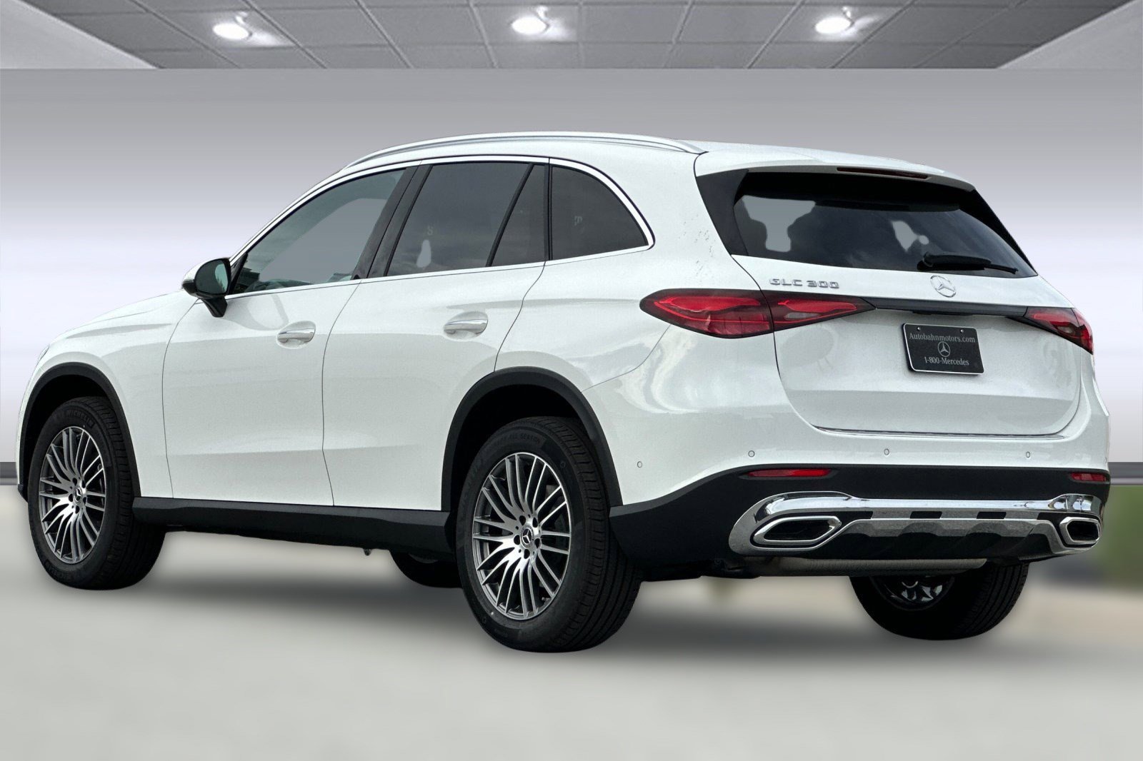 2025 Mercedes Benz GLC 300 photo 3