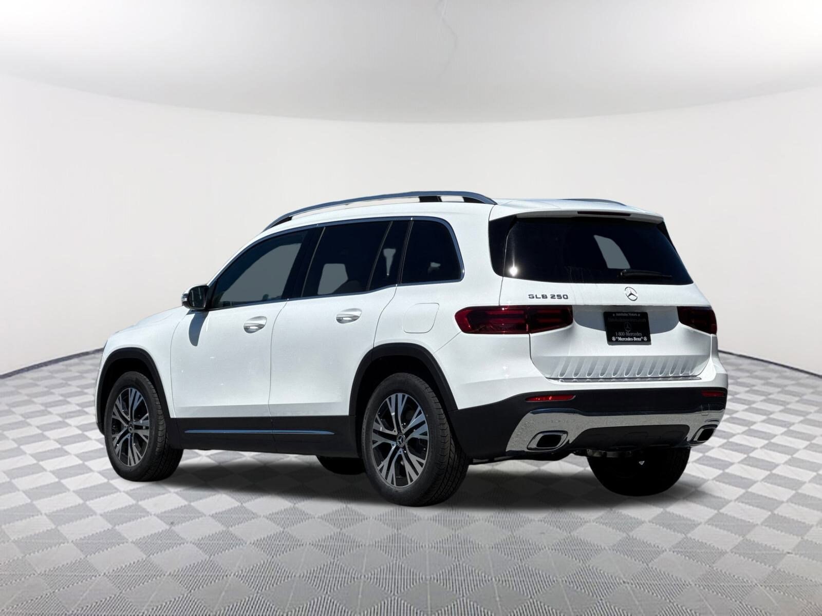 2026 Mercedes Benz GLB 250 photo 3