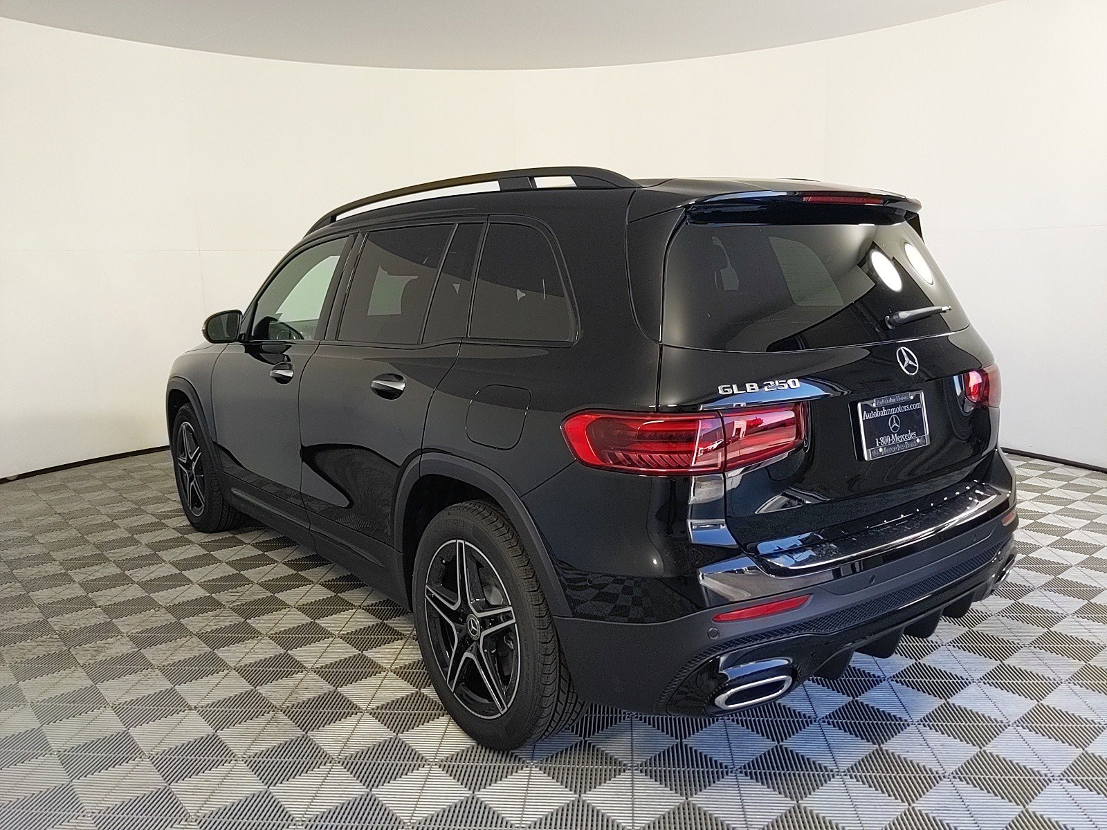 2024 Mercedes Benz GLB 250 photo 3